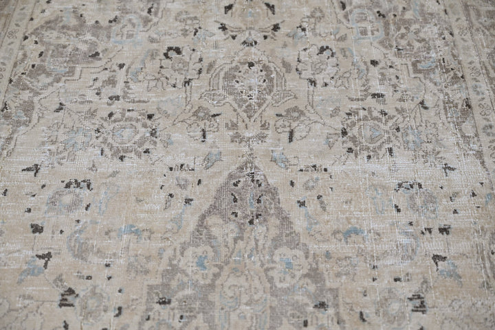 brown Medium rug 4' 0" x 8' 9"
