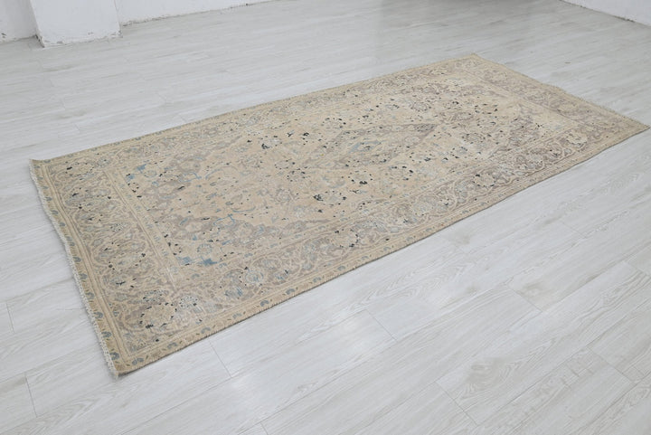 brown Medium rug 4' 0" x 8' 9"