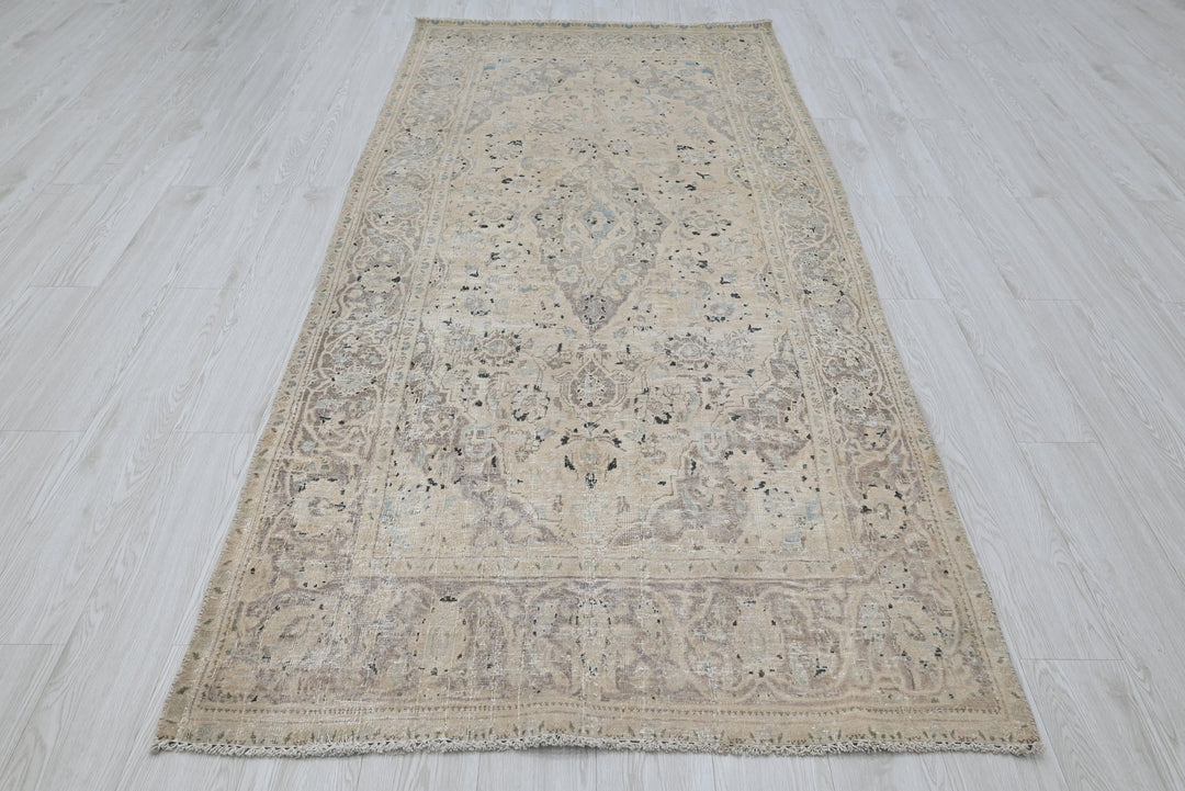 brown Medium rug 4' 0" x 8' 9"