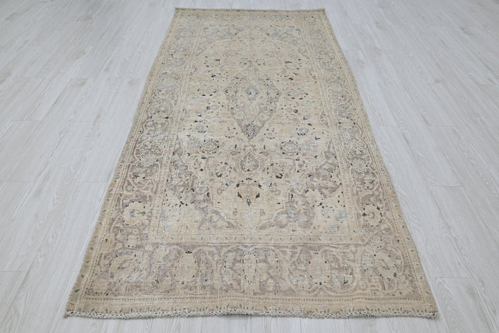 brown Medium rug 4' 0" x 8' 9"