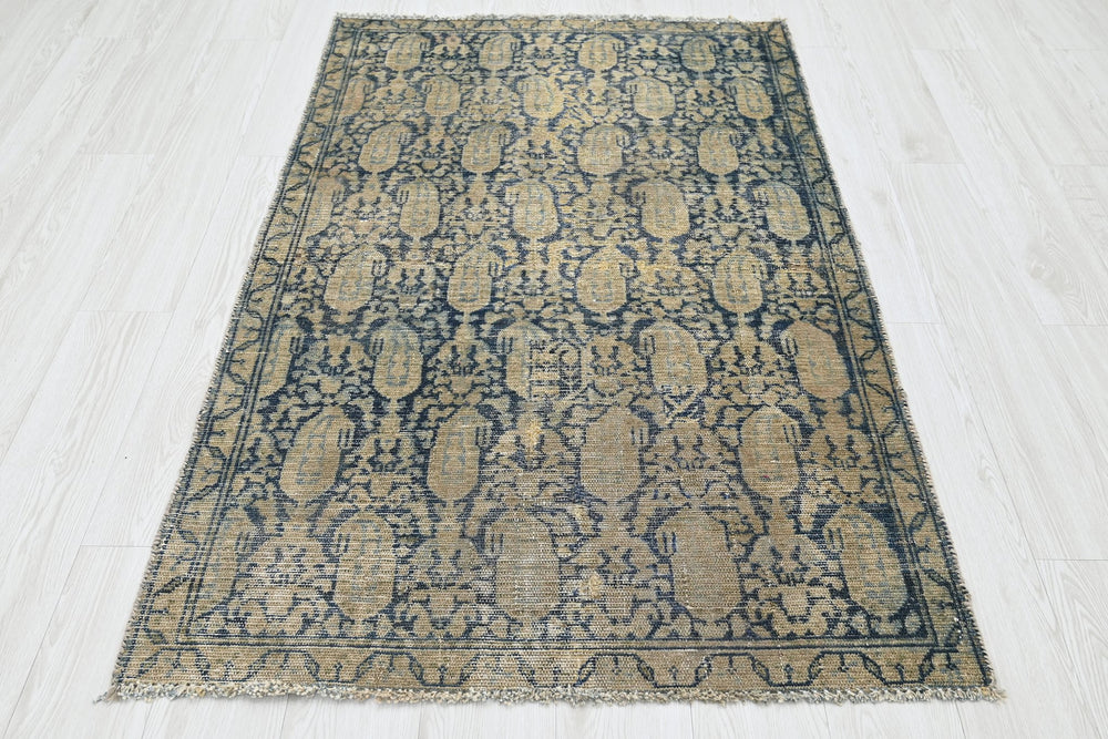 brown Accent rug 3' 4" x 5' 6"
