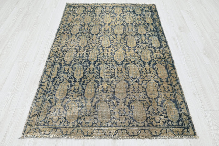 brown Accent rug 3' 4" x 5' 6"