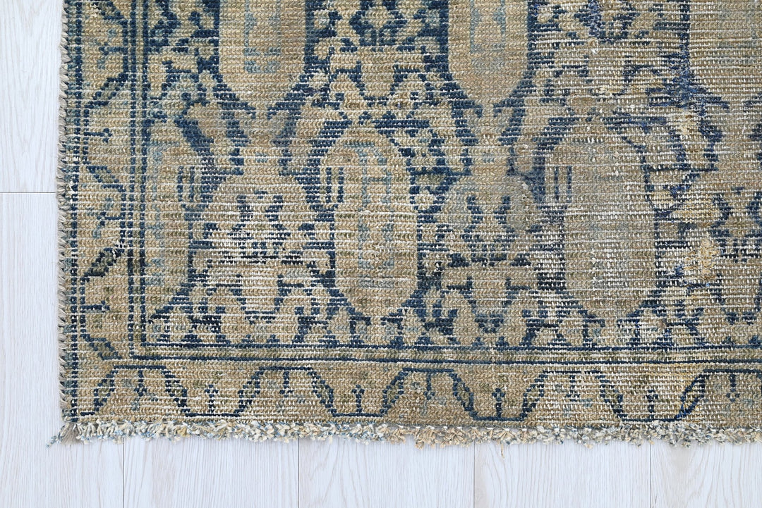 brown Accent rug 3' 4" x 5' 6"