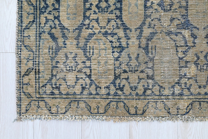 brown Accent rug 3' 4" x 5' 6"
