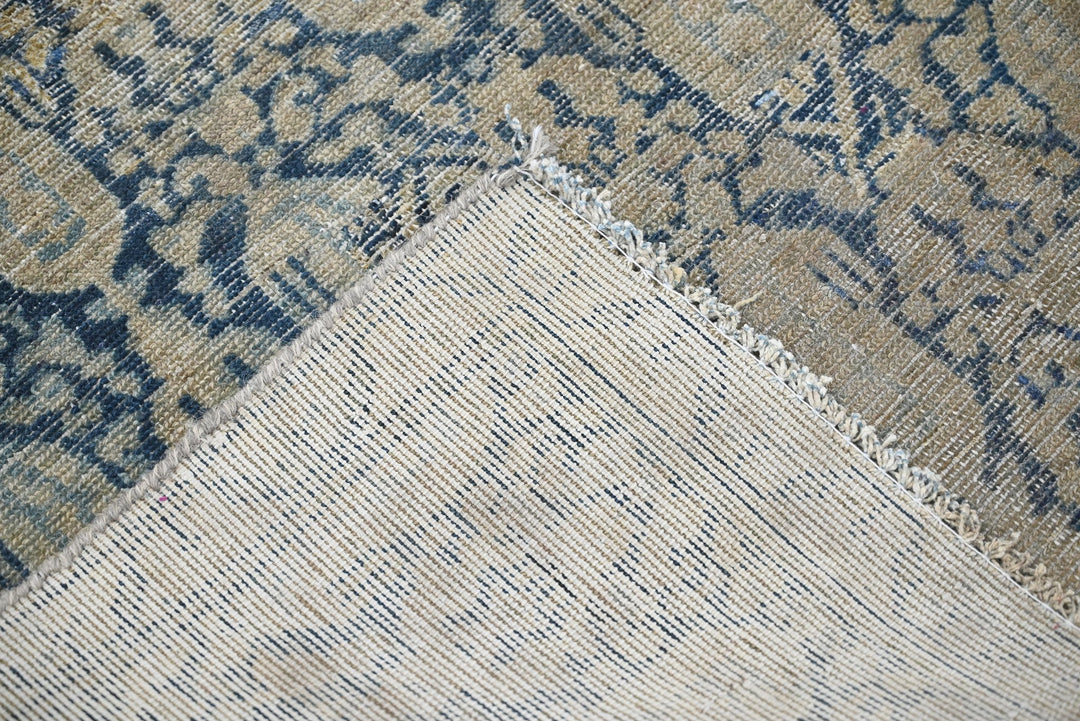 brown Accent rug 3' 4" x 5' 6"