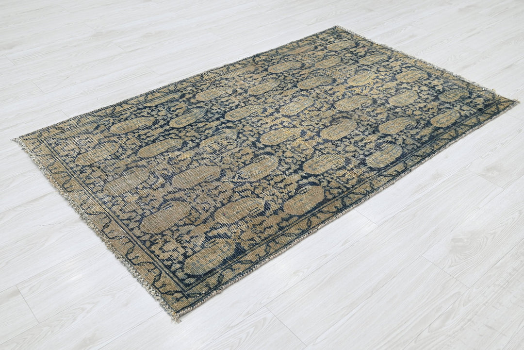 brown Accent rug 3' 4" x 5' 6"