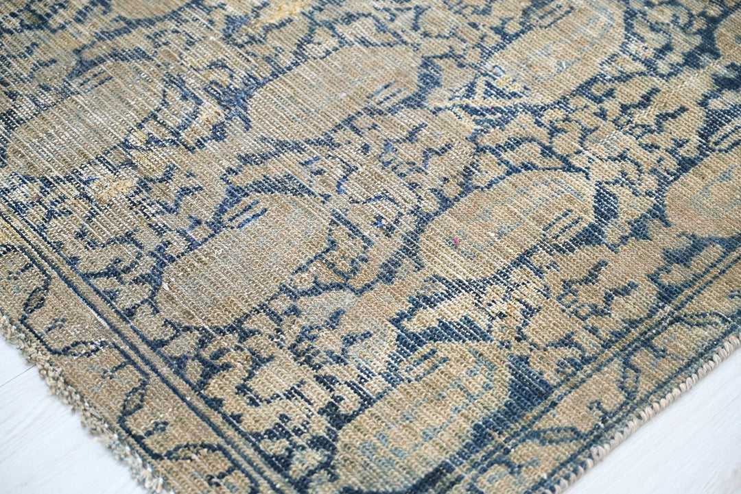 brown Accent rug 3' 4" x 5' 6"