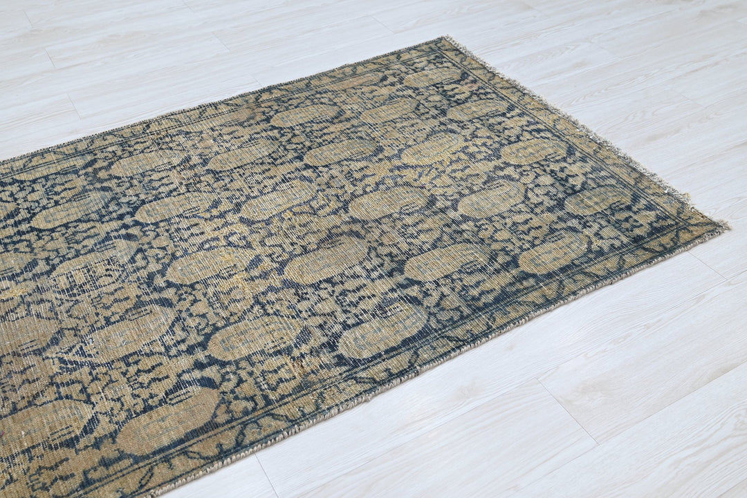 brown Accent rug 3' 4" x 5' 6"