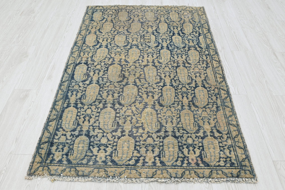 brown Accent rug 3' 4" x 5' 6"