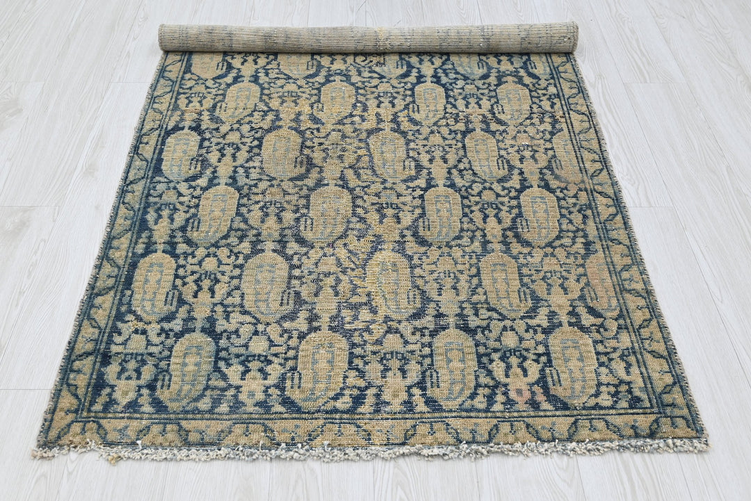 brown Accent rug 3' 4" x 5' 6"