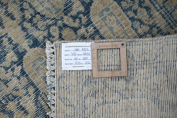brown Accent rug 3' 4" x 5' 6"