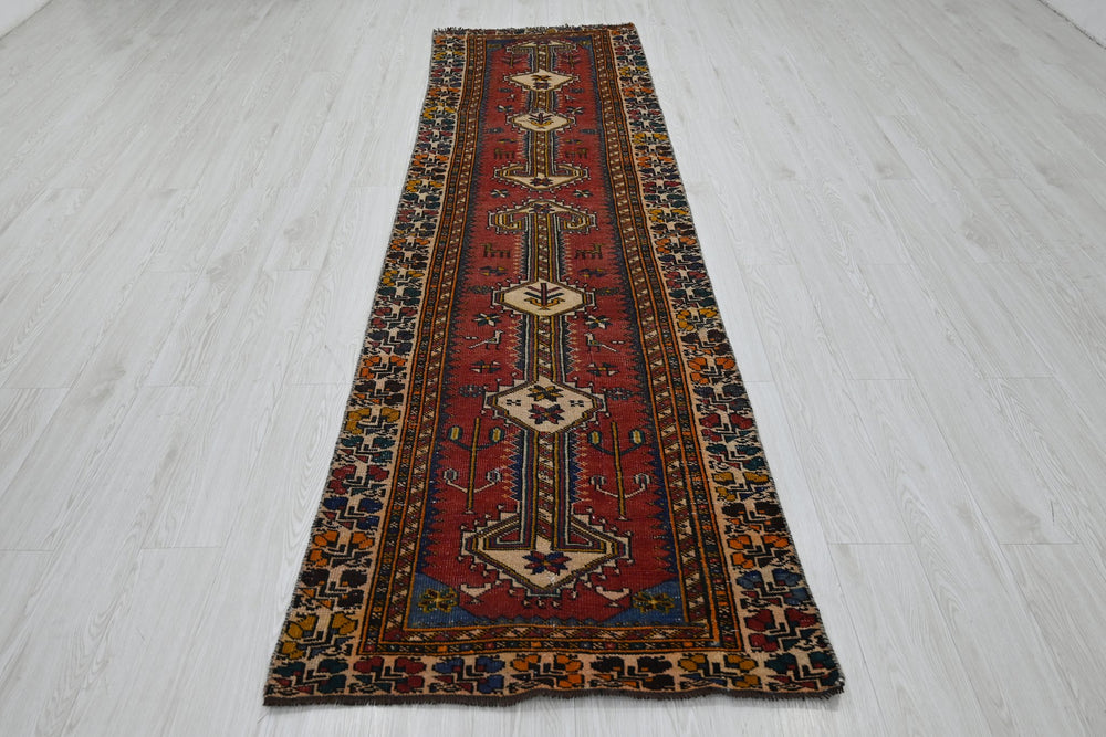 red Runner rug 2' 8" x 9' 9"