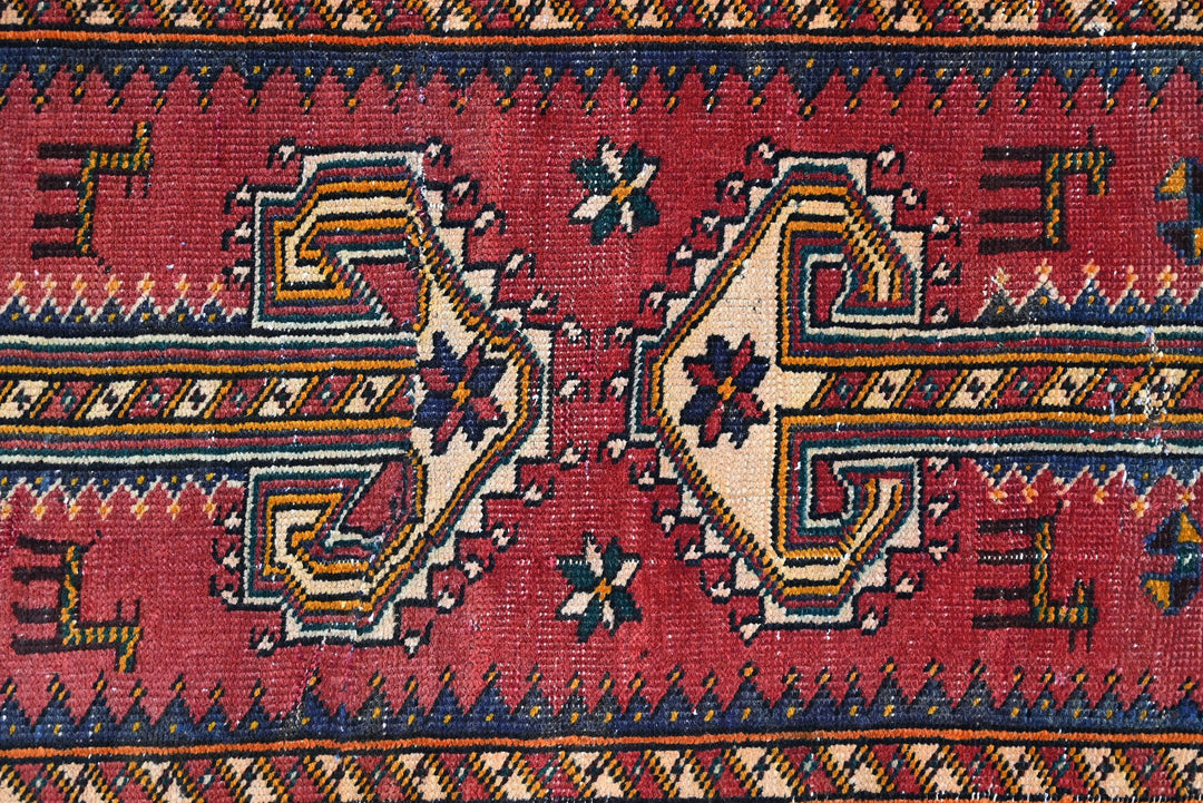 red Runner rug 2' 8" x 9' 9"