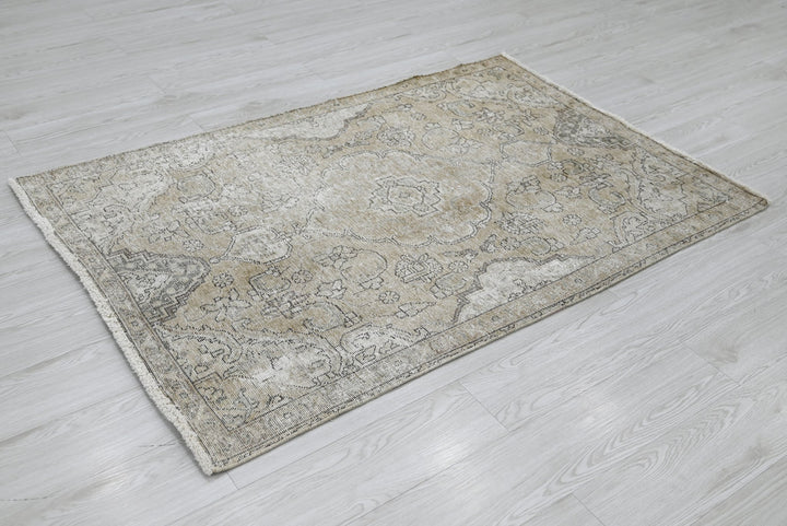 brown Accent rug 3' 5" x 5' 0"