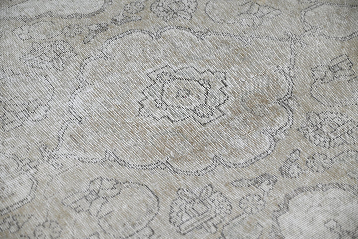 brown Accent rug 3' 5" x 5' 0"