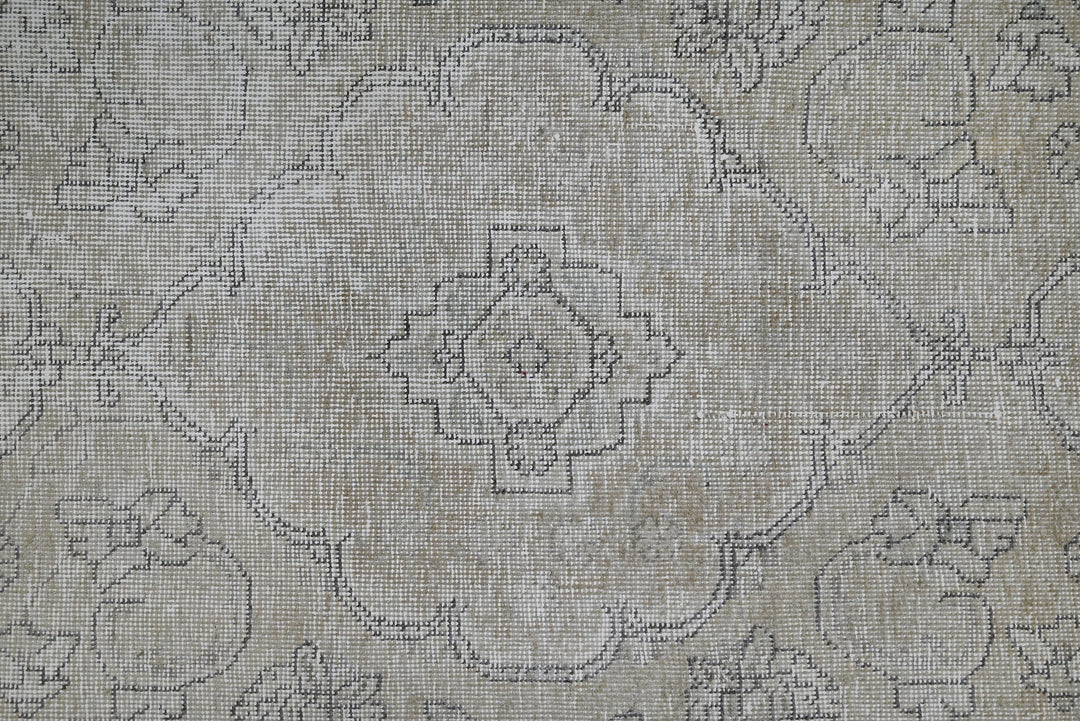 brown Accent rug 3' 5" x 5' 0"