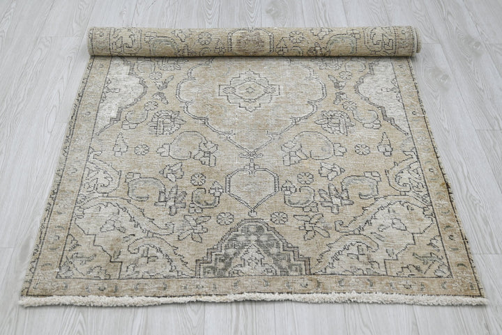 brown Accent rug 3' 5" x 5' 0"