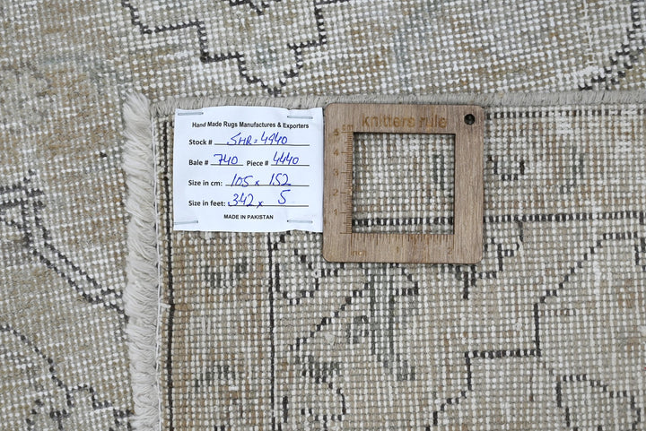 brown Accent rug 3' 5" x 5' 0"