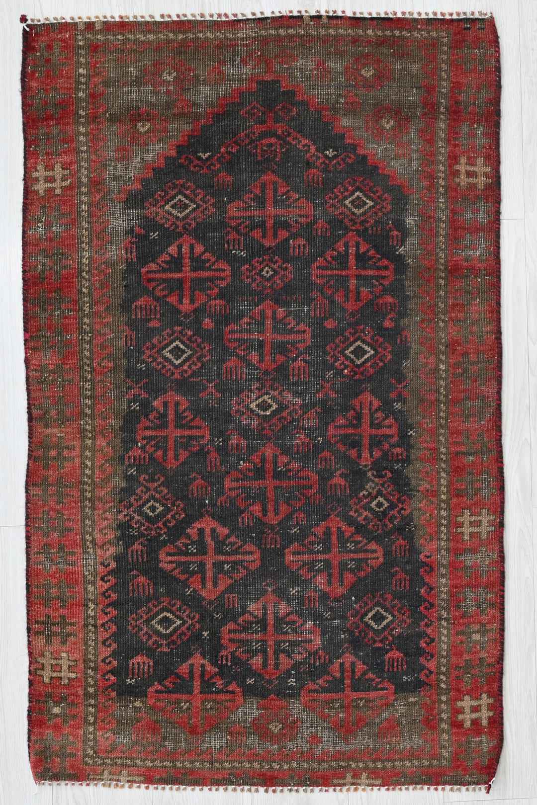 black Accent rug 2' 5" x 3' 10"