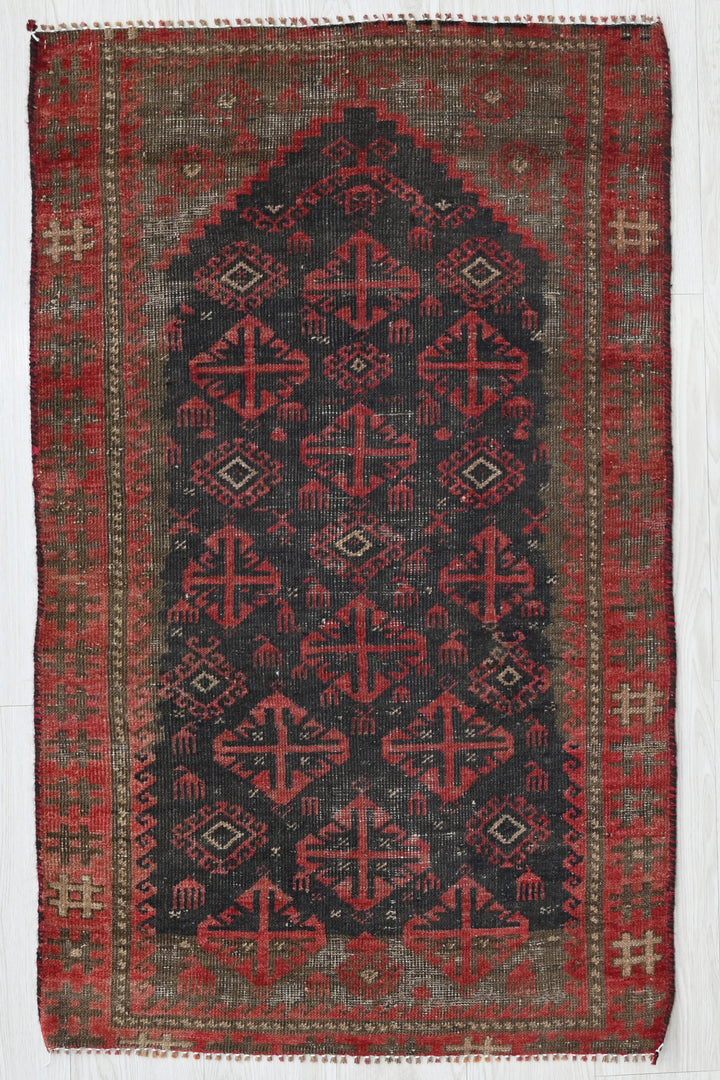 black Accent rug 2' 5" x 3' 10"