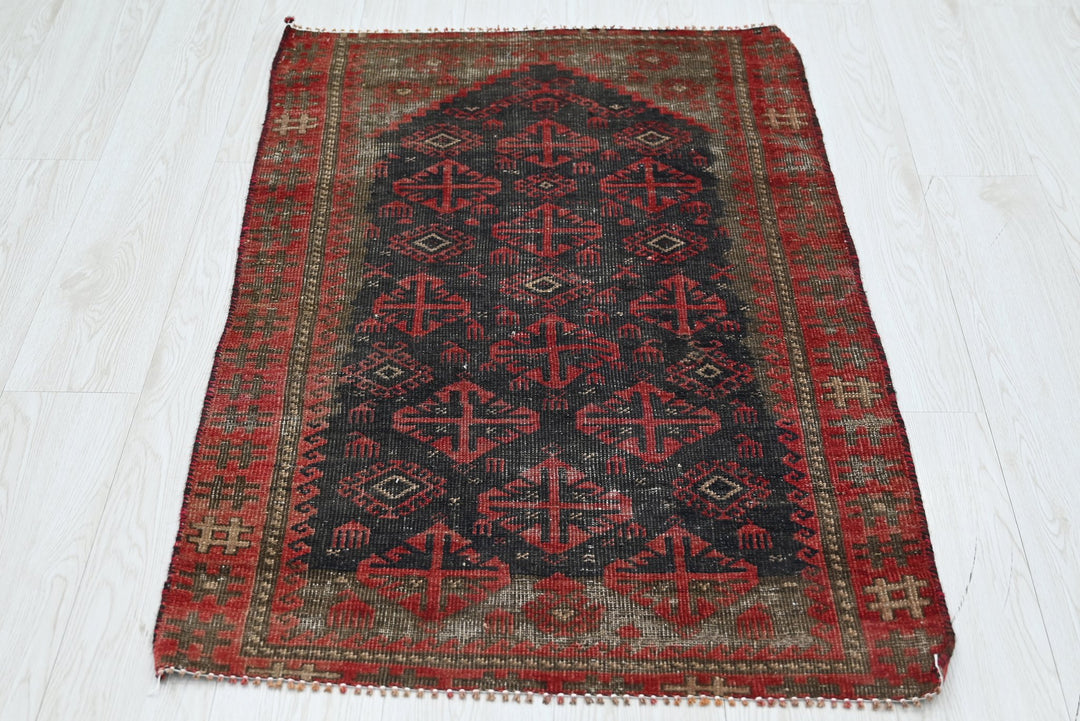 black Accent rug 2' 5" x 3' 10"