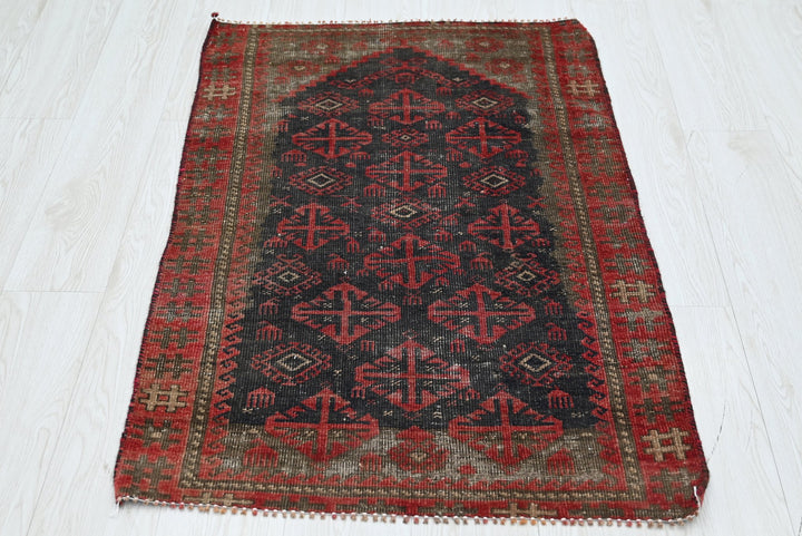 black Accent rug 2' 5" x 3' 10"