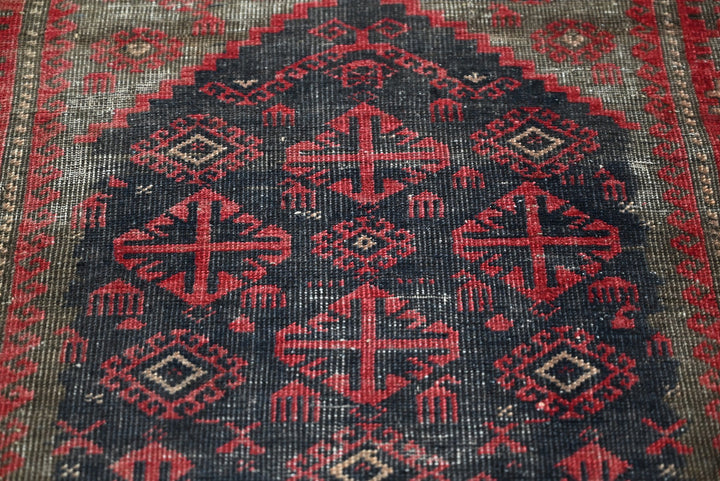 black Accent rug 2' 5" x 3' 10"