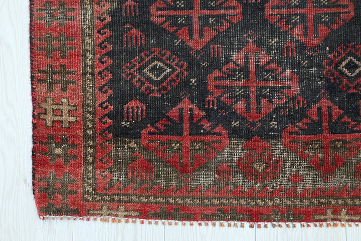 black Accent rug 2' 5" x 3' 10"