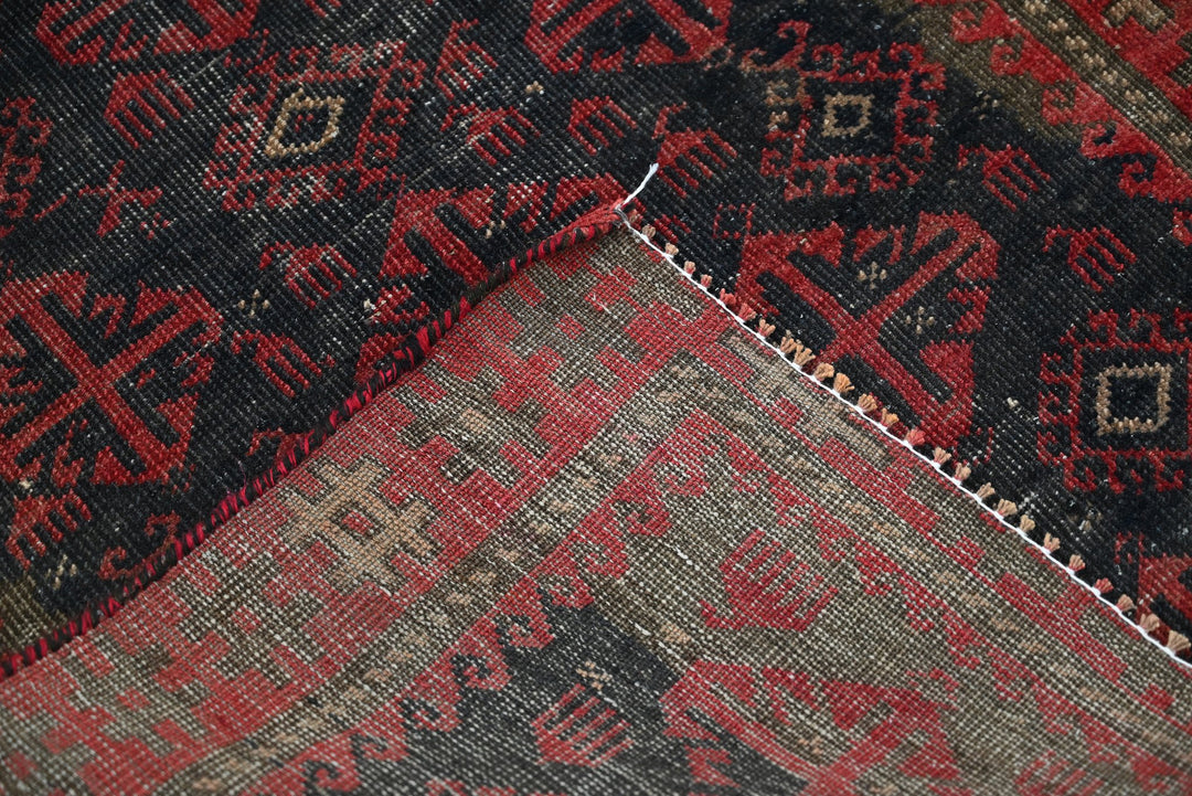 black Accent rug 2' 5" x 3' 10"