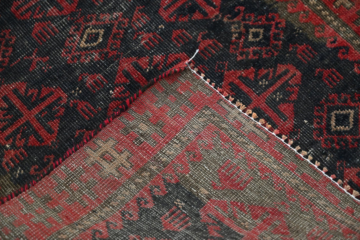black Accent rug 2' 5" x 3' 10"