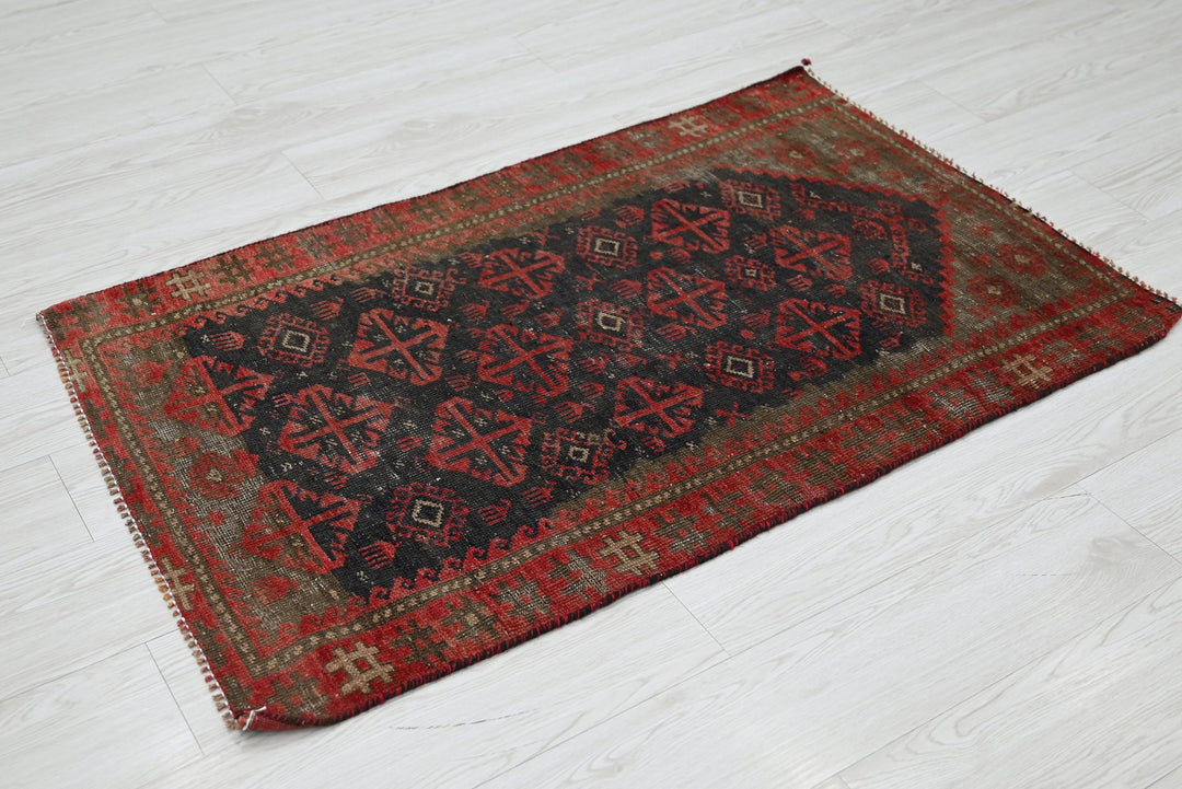 black Accent rug 2' 5" x 3' 10"