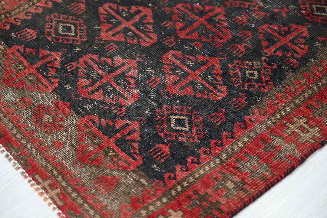 black Accent rug 2' 5" x 3' 10"