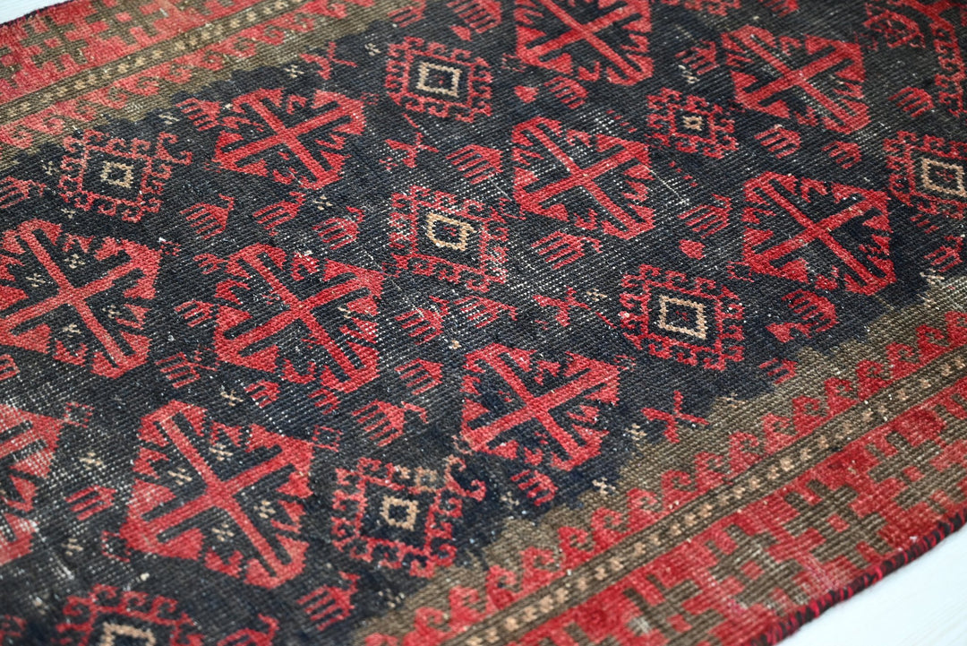 black Accent rug 2' 5" x 3' 10"