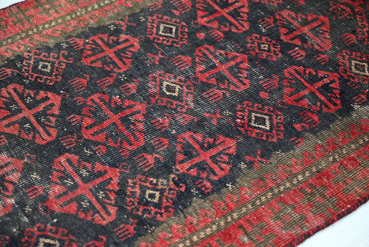 black Accent rug 2' 5" x 3' 10"