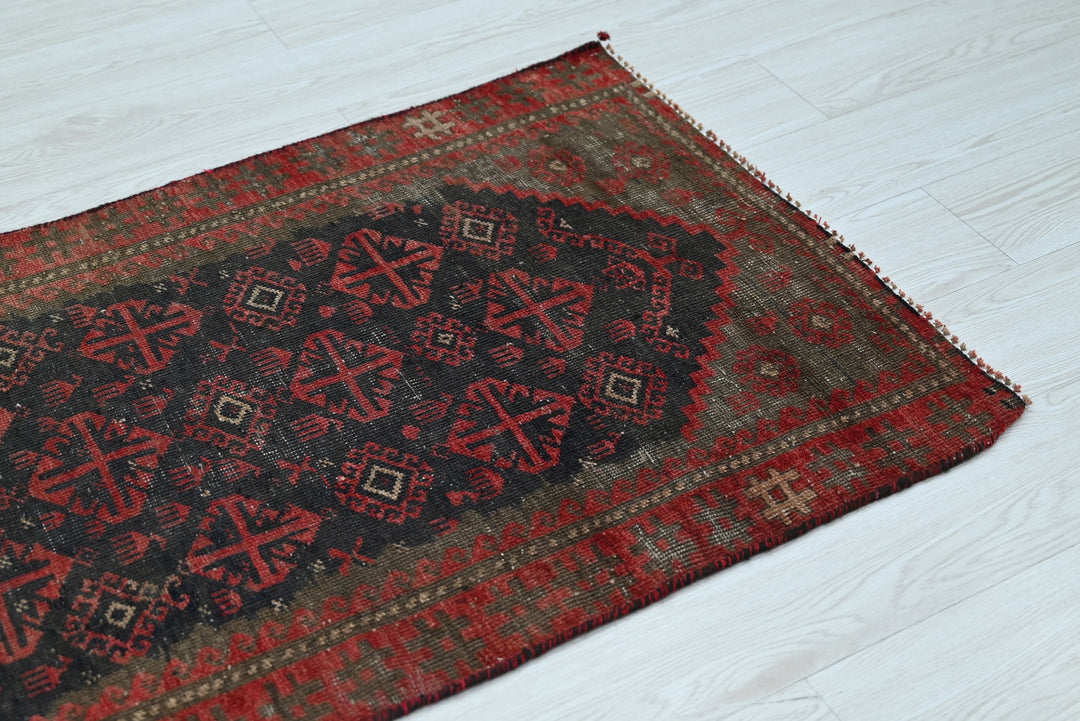 black Accent rug 2' 5" x 3' 10"