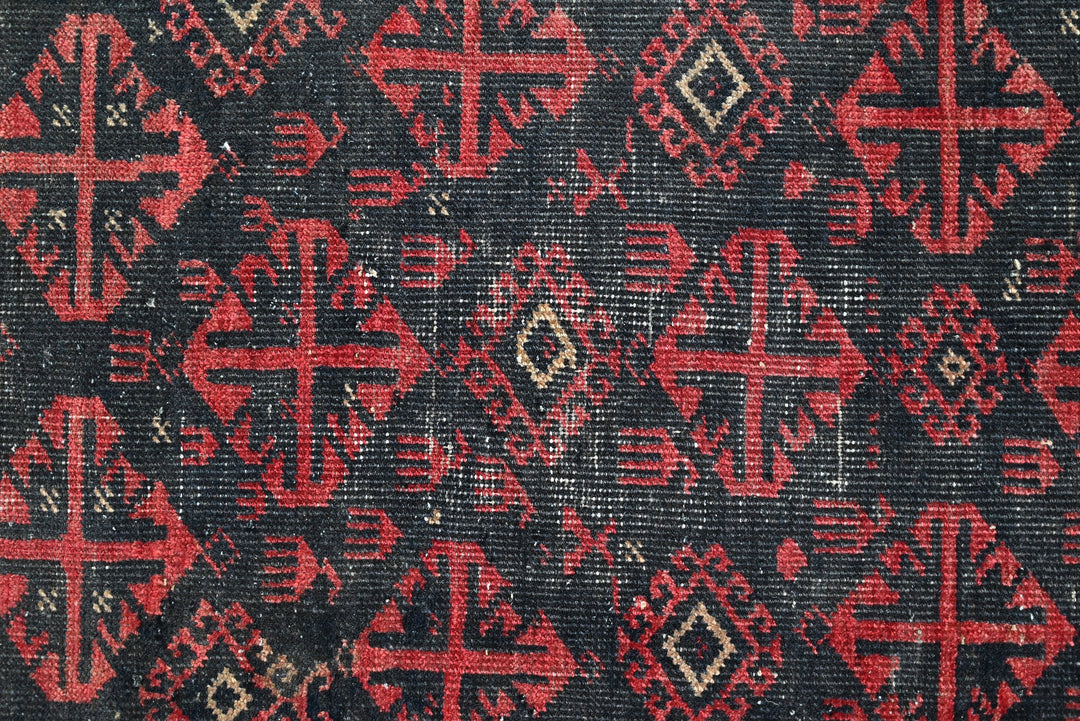 black Accent rug 2' 5" x 3' 10"