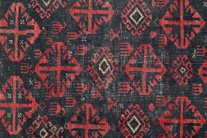 black Accent rug 2' 5" x 3' 10"