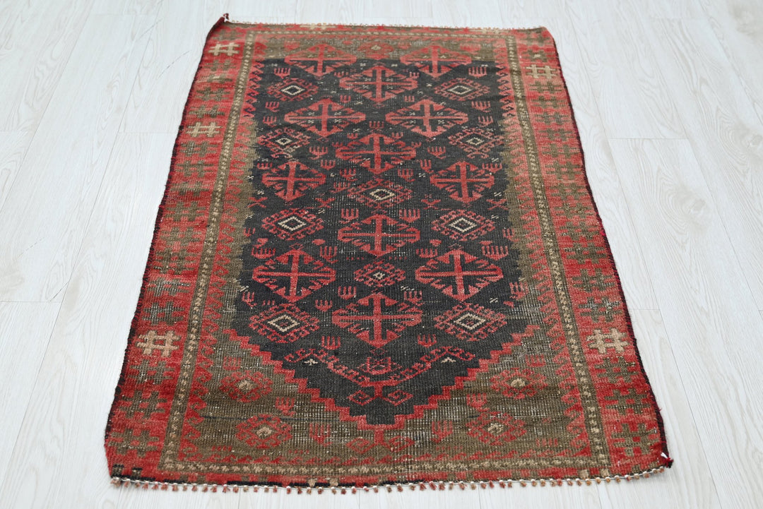 black Accent rug 2' 5" x 3' 10"