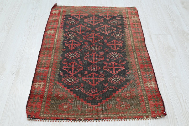 black Accent rug 2' 5" x 3' 10"