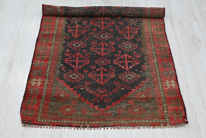 black Accent rug 2' 5" x 3' 10"