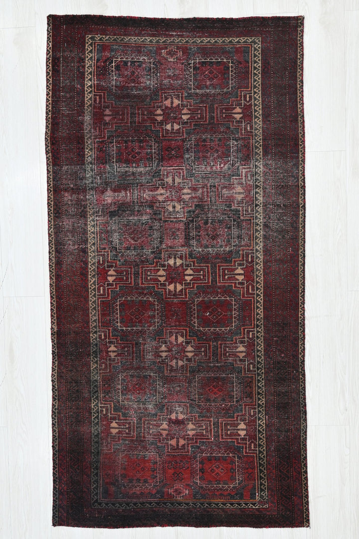 red Accent rug 2' 11" x 5' 7"