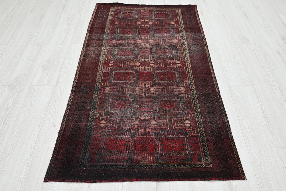 red Accent rug 2' 11" x 5' 7"