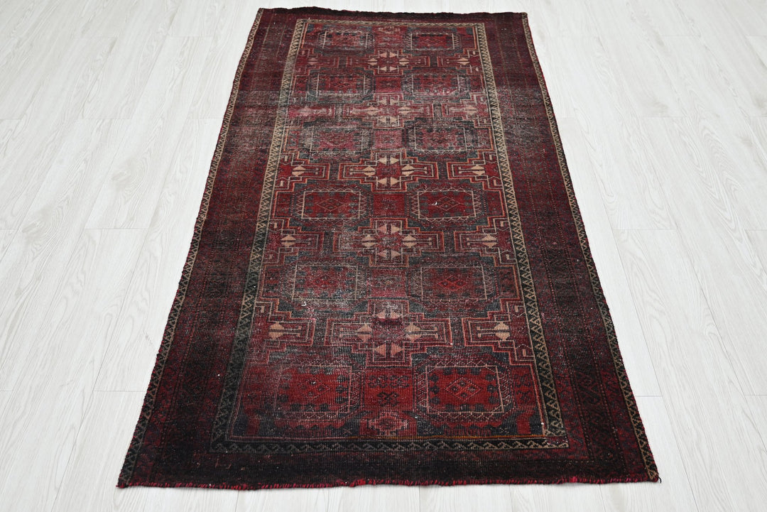 red Accent rug 2' 11" x 5' 7"