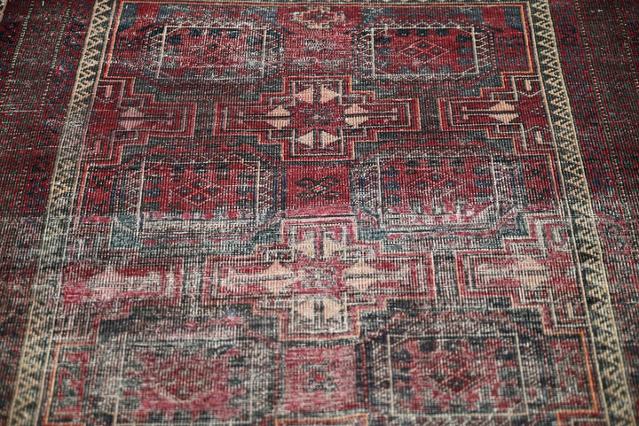 red Accent rug 2' 11" x 5' 7"