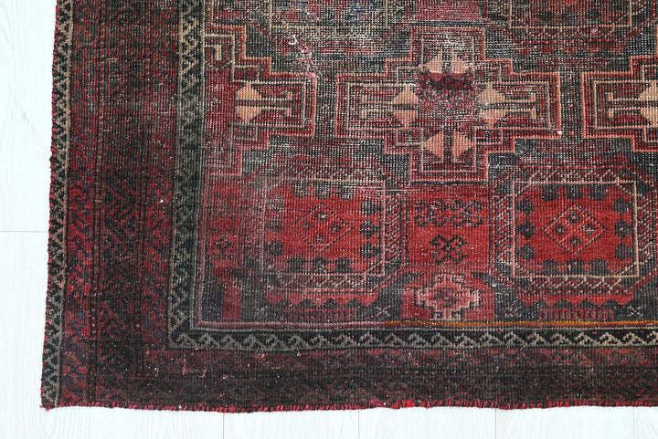 red Accent rug 2' 11" x 5' 7"