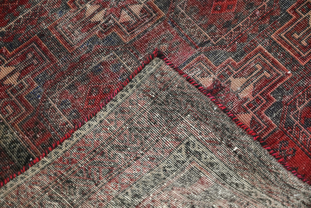 red Accent rug 2' 11" x 5' 7"