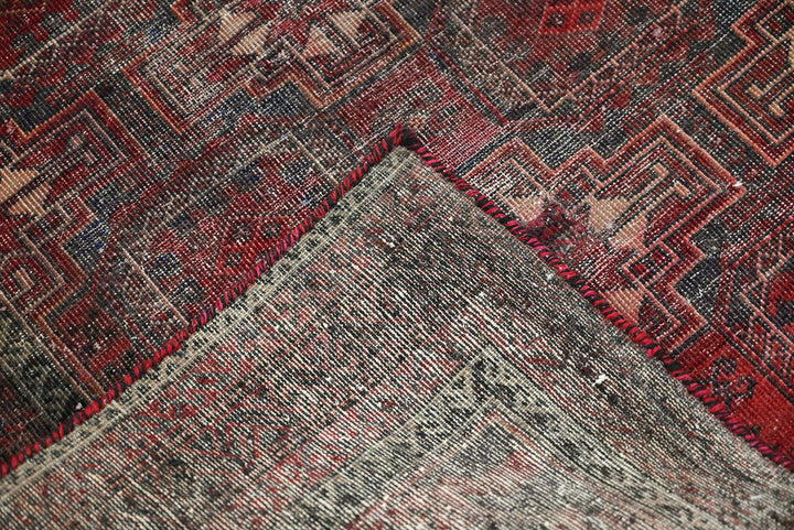 red Accent rug 2' 11" x 5' 7"