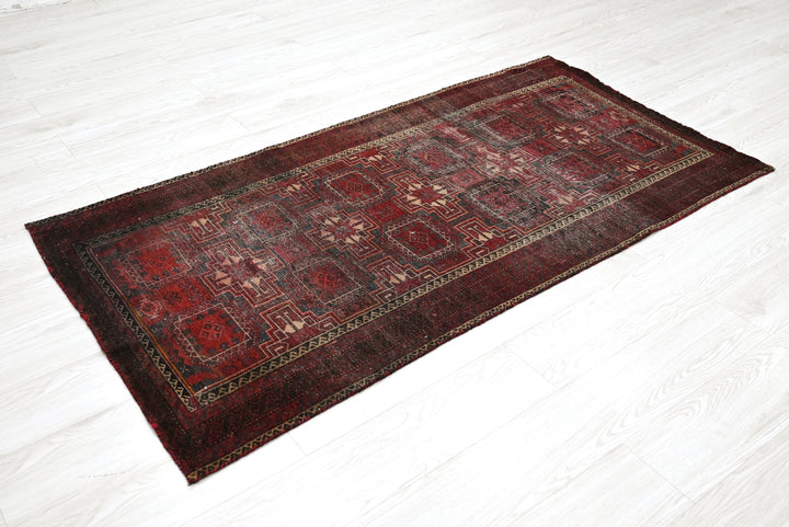 red Accent rug 2' 11" x 5' 7"