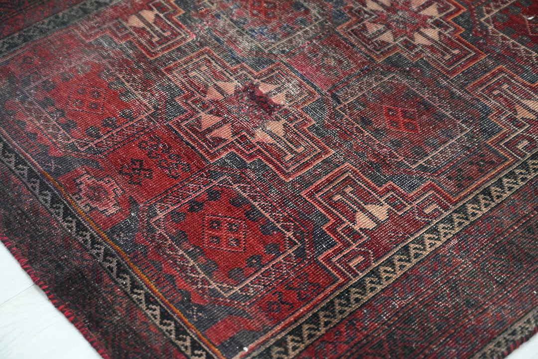 red Accent rug 2' 11" x 5' 7"