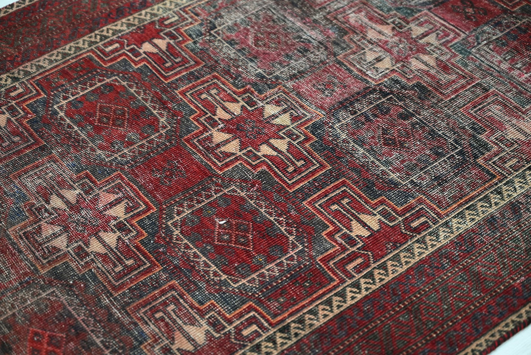 red Accent rug 2' 11" x 5' 7"